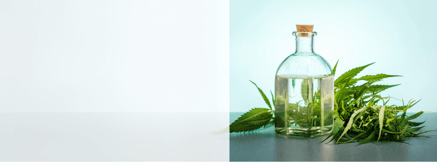 Glasflasche mit Cannabsi Extrakt und Korken